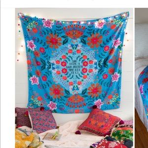 Lightweight fuzzy blanket or wall tapestry